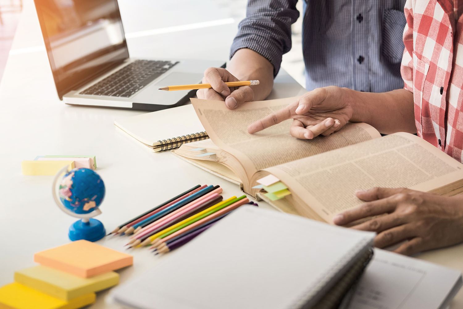 کتاب کنکور در برابر جزوه امتحان نهایی؛ کدام منبع نتیجه بهتری می‌دهد؟